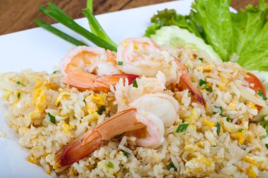 Karides ile kızarmış pirinç