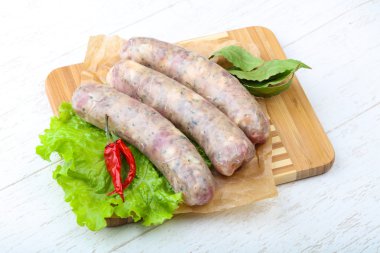 Yemek pişirmek için çiğ sosis