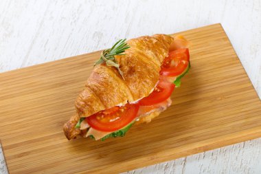 Somon ile lezzetli kruvasan