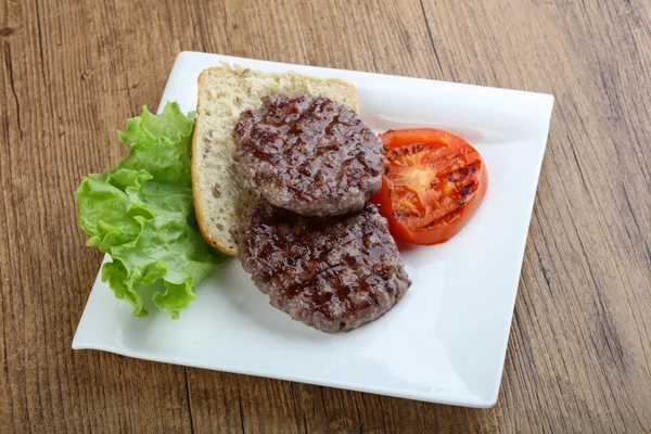 Gegrillte Burger-Schnitzel — Stockfoto