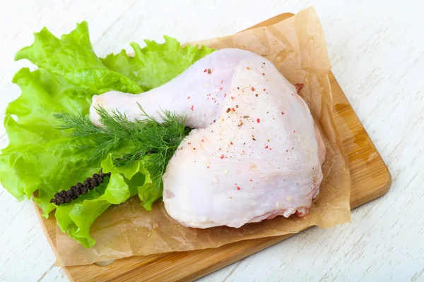 Raw chicken leg — Stock Photo, Image