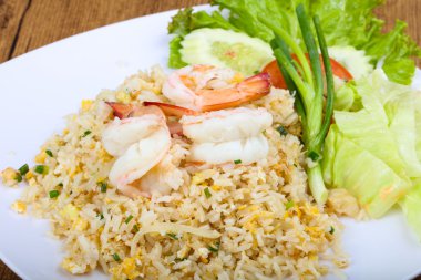 Karidesli kızarmış pirinç.