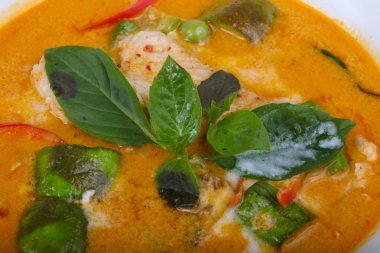 Baharatlı kırmızı köri