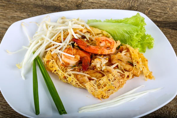 Delicious Pad Thai with shrimps — Stock Photo, Image