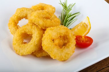 Kızarmış kalamar halkaları