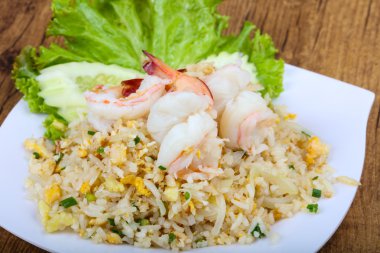 Karidesli kızarmış pirinç.