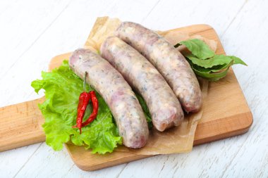 Yemek pişirmek için çiğ sosis