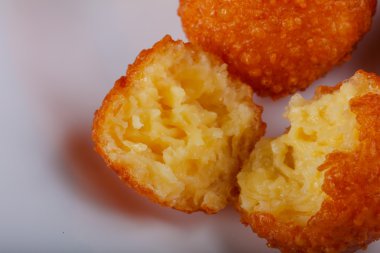 Sıcak sulu peynir topları