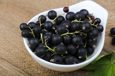 Siyah kuş üzümü yığın