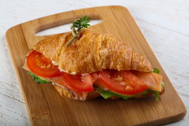 Somon ile lezzetli kruvasan