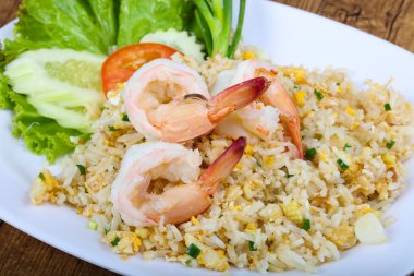 Karides ile kızarmış pirinç