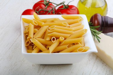 Kabın içinde ham penne 