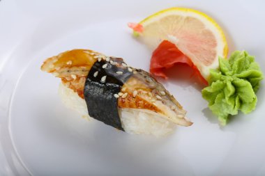 Yılan balığı ile taze Sushi