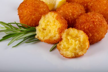 Sıcak sulu peynir topları