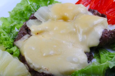 Ananas ve peynir soslu domuz eti