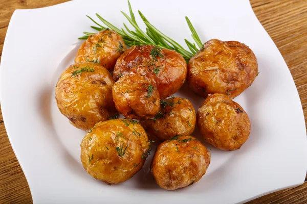 Junge Ofenkartoffeln — Stockfoto