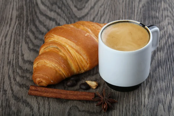 Koffie met verse croissants — Stockfoto