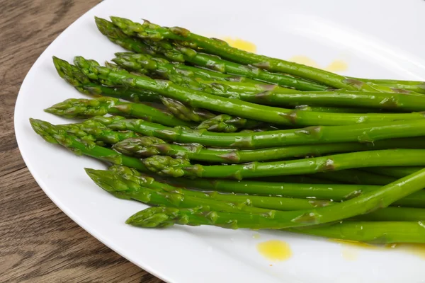 Gekookte asperges met olijfolie — Stockfoto