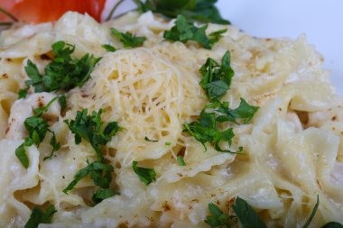 Tavuk ile makarna Farfalle