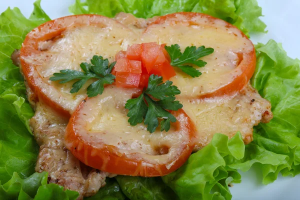 Daging babi panggang dengan tomat dan keju — Stok Foto