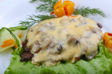 Peynir ve mantar soslu domuz eti