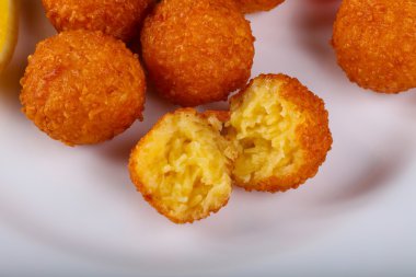 Sıcak sulu peynir topları