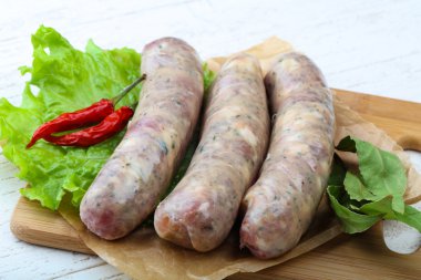 Yemek pişirmek için çiğ sosis