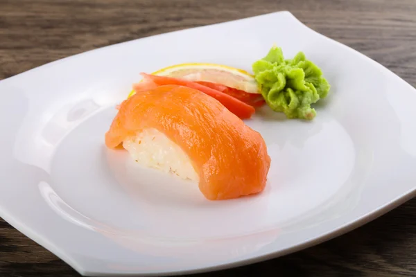 Sushi fresco com salmão — Fotografia de Stock