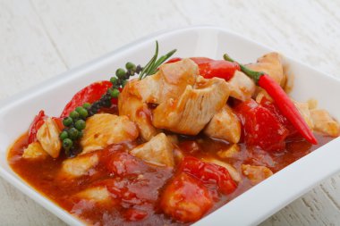 Domates ve biber soslu domuz eti