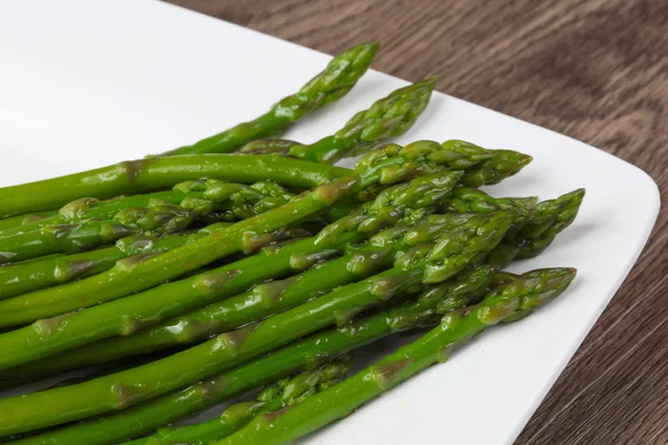 Gekookte asperges met olijfolie — Stockfoto