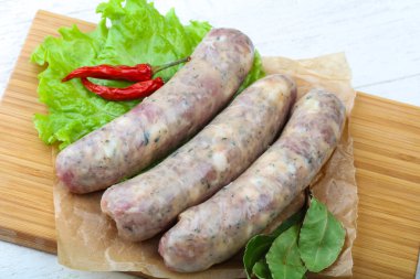 Yemek pişirmek için çiğ sosis