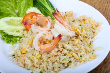 Karidesli kızarmış pirinç.