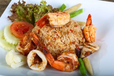 Kızarmış pilav ve deniz ürünleri.