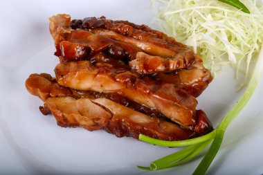 Teriyaki tavuk otlar ile