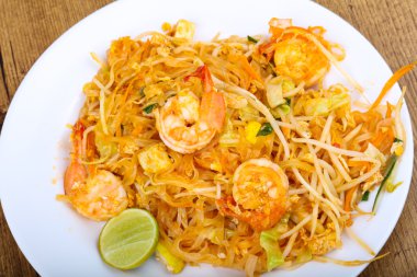 Karides ile pad Thai