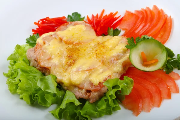 Filete de cerdo con tomate y queso — Foto de Stock