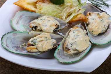 Krema soslu fırında midye