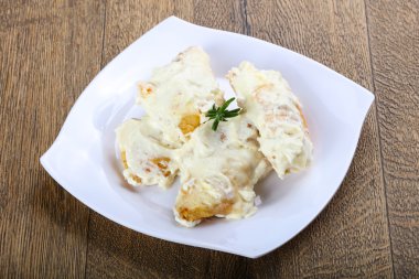 Krema soslu fırında levrek 