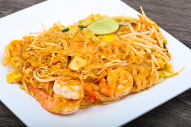 Karides ile pad Thai