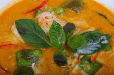 Baharatlı kırmızı köri