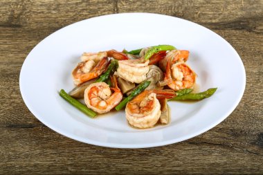 Kızarmış karides ve kuşkonmaz