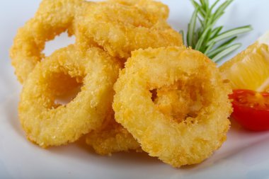 Kızarmış kalamar halkaları