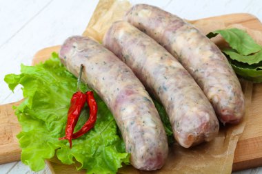 Yemek pişirmek için çiğ sosis