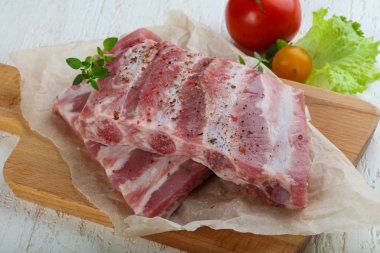 Çiğ domuz kaburgası