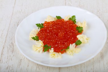 Tereyağı ile kırmızı havyar