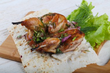 Soğan ile kızarmış bıldırcın 