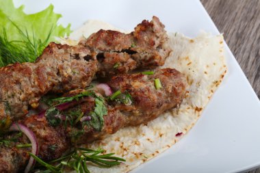 Kuzu kebabı soğan ile