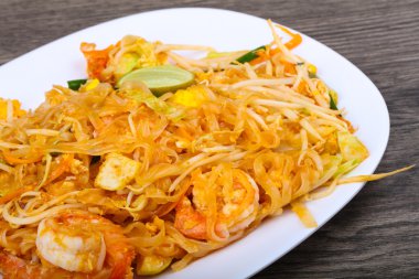 Karides ile pad Thai