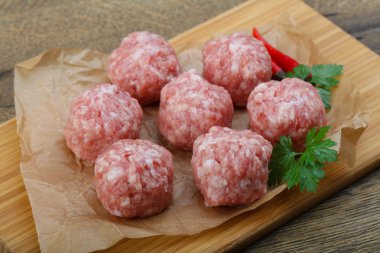 Biber ve maydanoz ile çiğ köfte