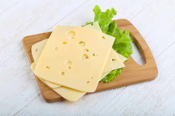 Plátkový sýr s otvory — Stock fotografie